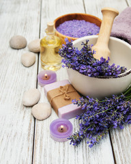 Fototapeta na wymiar Spa products and lavender flowers
