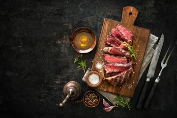 Poster Gesneden medium zeldzame gegrilde runderribeye steak © Alexander Raths