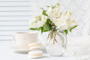 Obraz na płótnie Canvas bouquet of white flowers for breakfast design