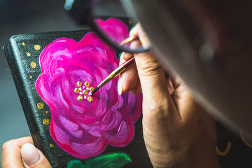 Malen einer Blume mit Acrylfarbe
