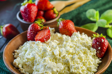 Cottage cheese and strawberries