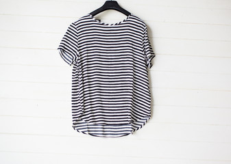 Camiseta a rayas sobre fondo blanco