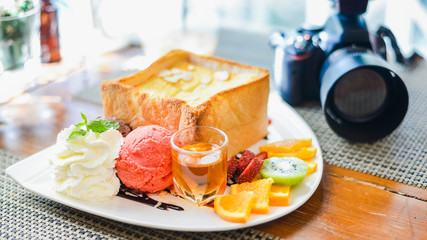 Honey toast with ice cream
