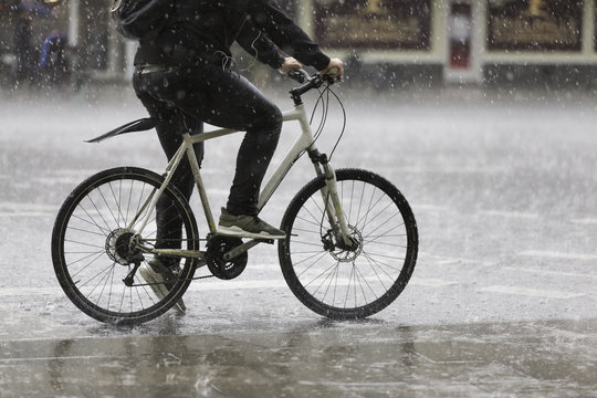 Fototapeta Radfahrer im Regen