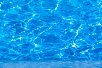 Obraz premium rebord de piscine bleue à débordement