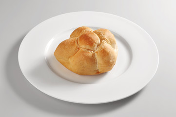 Round dish with Milanese bread Michetta