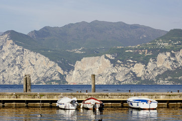 Łódki na tle gór / Jezioro Garda we Włoszech