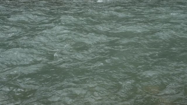 Fliessendes Wasser am Fluss Trettach im Allg&auml;u bei Oberstdorf