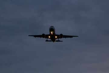 Fototapeta na wymiar The plane lands at night