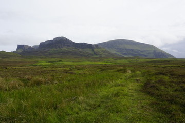 Fototapeta na wymiar Trotternish Ridge, Isle of Skye: Moor-, Weide- und Berglandschaft