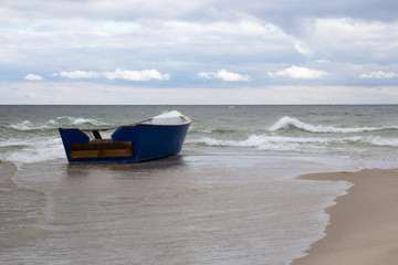 Obraz premium Wooden boat on an empty beach in the Crimea