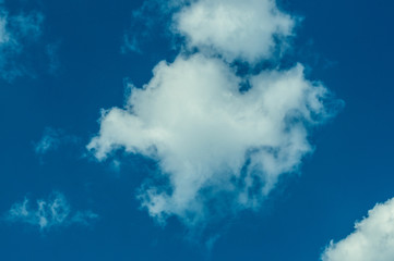 Fototapeta na wymiar Nuvola nel cielo azzurro 