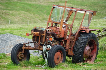 Traktor Wrack in Schottland - ausgediente Landmaschine