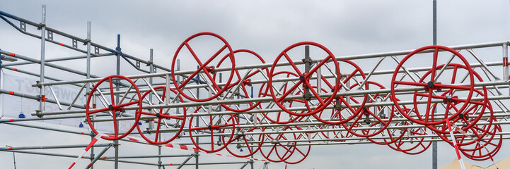 Metallic obstacle for an obstacle course race
