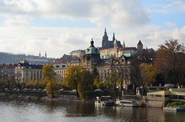 Obraz premium Stefanik's Bridge View of Straka Academy at Vltava River in Prague, Czech Republic