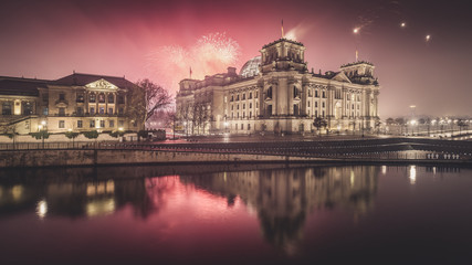 Fototapeta na wymiar Feuerwerk am Berliner Bundestag