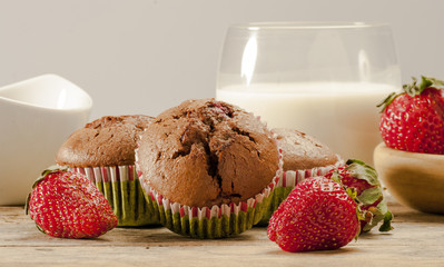 Chocolate muffins with strawberries