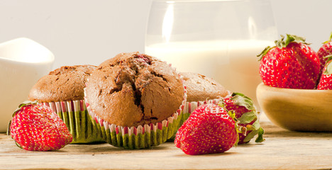 Chocolate muffins with strawberries