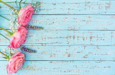 Sommer Blumen Rosa Rosen Lavendel mit Schleierkraut auf Holz hellblau mit Textfreiraum