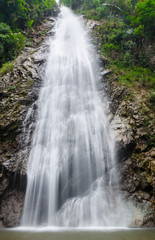 Fototapeta na wymiar Tosender Wasserfall im Dschungel