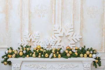 Installation Christmas: Background Christmas, Christmas decorations with pine branches lying on the fireplace.