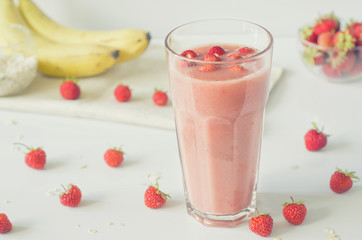 Strawberry smoothies with banana and oatmeal