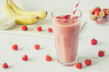 Strawberry smoothies with banana and oatmeal