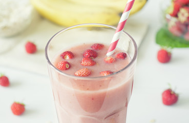 Strawberry smoothies with banana and oatmeal