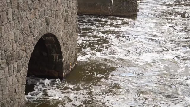 flussbr&uuml;cke von oben, nahaufnahme, Elster, Leipzig, Deutschland