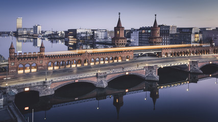 Abendstimmung an der Berliner Oberbaumbrücke  - obrazy, fototapety, plakaty