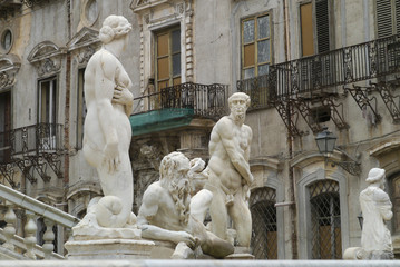 Obraz premium Statuen Fontana Pretoria