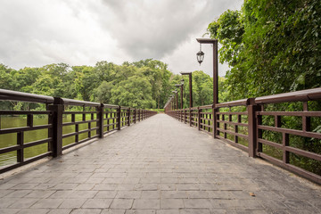 Obraz premium Bridge across the lake.