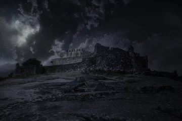 Foto op Aluminium Kasteel Middeleeuws kasteel in een volle maannacht