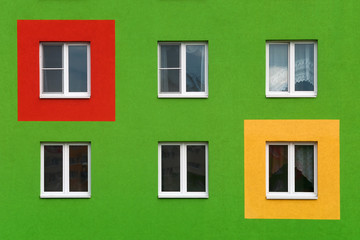 Fototapeta na wymiar Яркий фасад, жилого дома с большими окнами