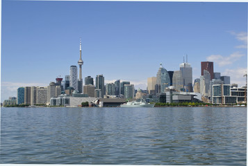 Naklejka premium Panoramę Toronto wzdłuż jeziora Ontario szerokie ujęcie