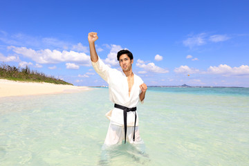 南国の美しいビーチで鍛える男性	