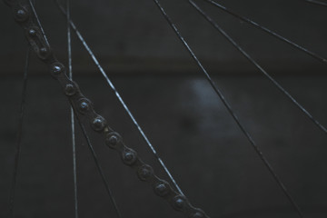 Старая велосипедная цепь и спицы