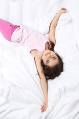 Obraz na płótnie Canvas Beautiful little girl sleeping in white bed