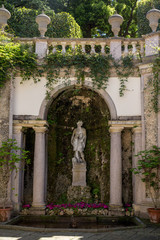 Fototapeta na wymiar fontainet et statue dans le jardin