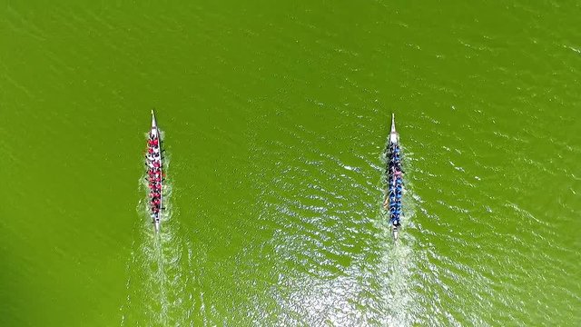 bootsrennen drachenboot von oben per luftaufnahme