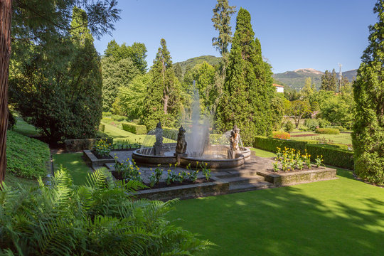 Fontaine et statue dans le jardin