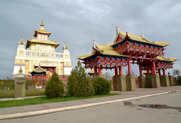 Naklejka premium Gate and Buddhist temple complex 