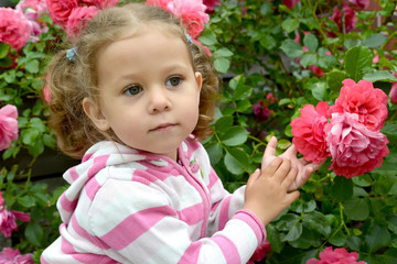Fototapeta premium Portrait of the little thoughtful girl with roses