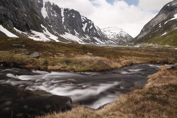Fototapeta na wymiar Der Schnee und das Schmelzwasser des Gebirges