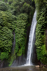 Fototapeta na wymiar Wasserfall im Dschungel