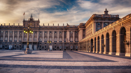 Obraz premium Madrid, Spain: the Royal Palace, Palacio Real de Madrid at sunset 