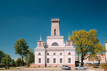 Obraz premium Chachersk, Belarus. Famous Landmark - Old City Hall In Sunny Summer
