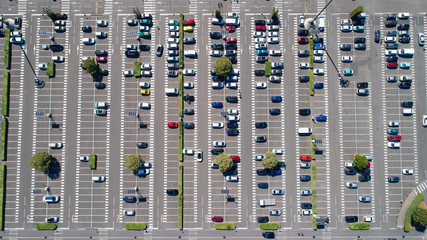 Vue aérienne d'un parking de supermarché