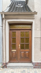 Fototapeta na wymiar Alte Holztür im Eingang eines Hauses