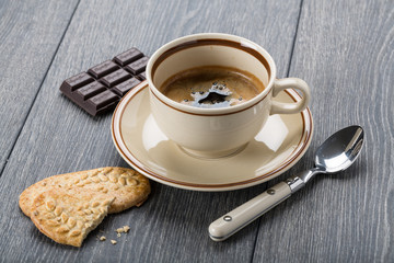 A cup of coffee and biscuits